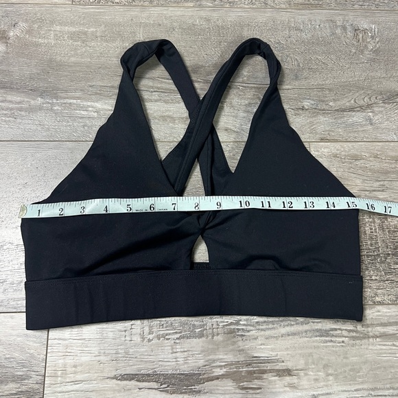 Fabletics Oasis Twist Medium Impact Sports Bra - Picture 8 of 9